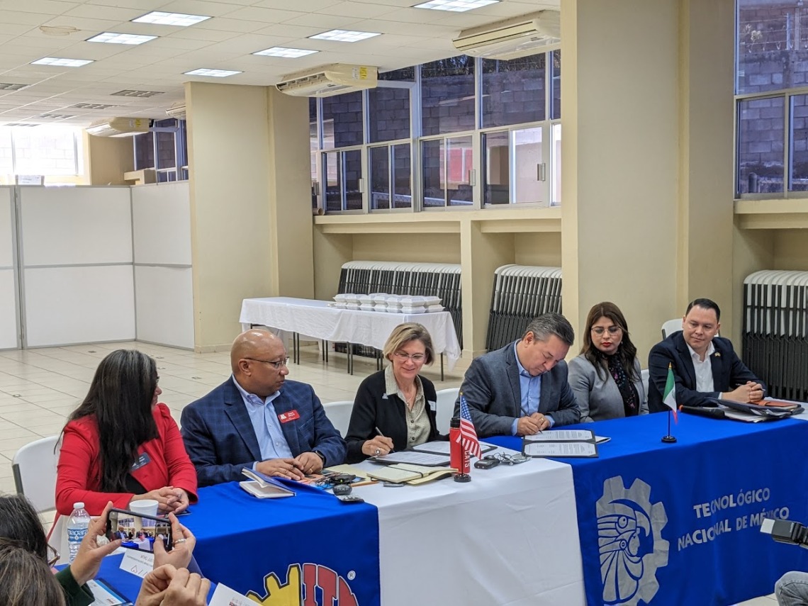 Signing of an agreement between SEC Sonora and Borderlands Education Center